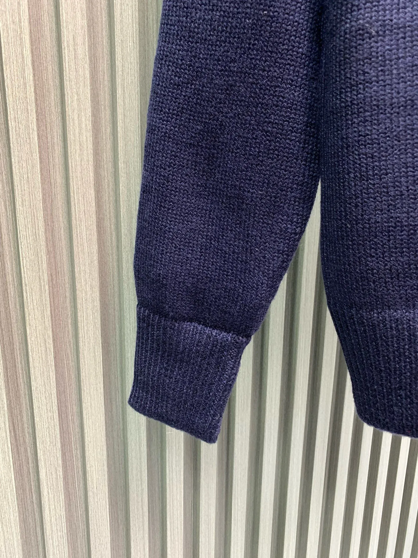 🅿️310 🀄️ Louis Vuitton Louis Vuitton 1*v Zhu Yilong same style sweatshirt 🔥 Pure classic It is your best home in autumn and winter. The standard design is more comfortable and skin-friendly than a hug. Compared with all sweatshirts, it can withstand scrutiny. Casual and atmospheric. Made of long-staple cotton imported from Egypt. The skin-friendly cotton texture makes the eyes feel more comfortable. No pilling or deformation. Simple and elegant solid color system It looks slimming and not exaggerated. It is simple and individual. The extraordinary design makes your sweatshirt far away from ordinary and mediocre.